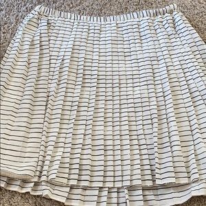 Banana Republic Black & White pleated skirt small